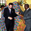 Visepresident John Dramani Mahama gjorde Kronprinsen den ære å svøpe ham i kenten  (Foto: Lise Åserud / Scanpix)